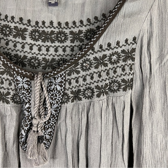 AMERICAN EAGLE OUTFITTERS Blue Cropped Smocked Embroidered top W/tie. Small - Picture 2 of 7